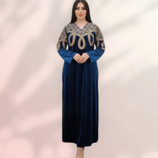 عبايه مطرزة بتطريزات ذهبية أنيقة . 